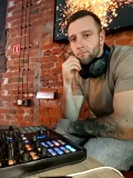 Snapshot of serjdj90 chatting on December 13, 8:47 pm serjdj90 online show from December 13, 8:47 pm