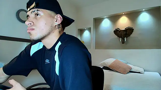 Snapshot of austin_collinss chatting on February 4, 8:24 am austin collinss online show from February 4, 8:24 am