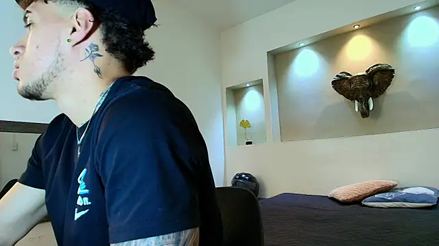 Snapshot of austin_collinss chatting on February 12, 1:19 am austin collinss online show from February 12, 1:19 am