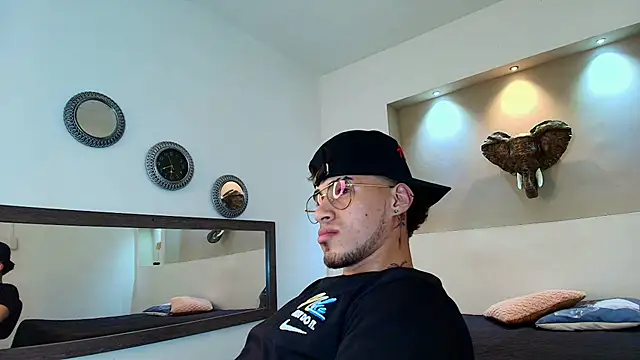 Snapshot of austin_collinss chatting on February 12, 4:23 am austin collinss online show from February 12, 4:23 am