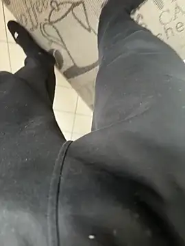 Snapshot of kareem0010 chatting on February 23, 10:49 am kareem0010 online show from February 23, 10:49 am