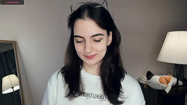 Snapshot of DracosMoon chatting on December 17, 7:03 am DracosMoon online show from December 17, 7:03 am