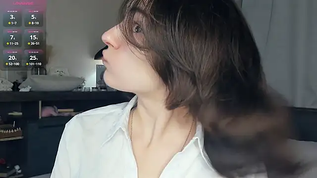 Snapshot of DracosMoon chatting on February 3, 7:24 am DracosMoon online show from February 3, 7:24 am