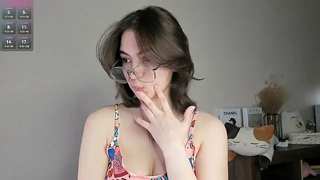 Snapshot of DracosMoon chatting on February 8, 7:23 am DracosMoon online show from February 8, 7:23 am