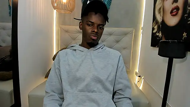 Snapshot of royce_ebony chatting on March 19, 2:37 am royce ebony online show from March 19, 2:37 am