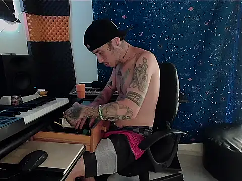 Snapshot of patrik_tattoo_ chatting on February 23, 8:11 pm patrik tattoo online show from February 23, 8:11 pm