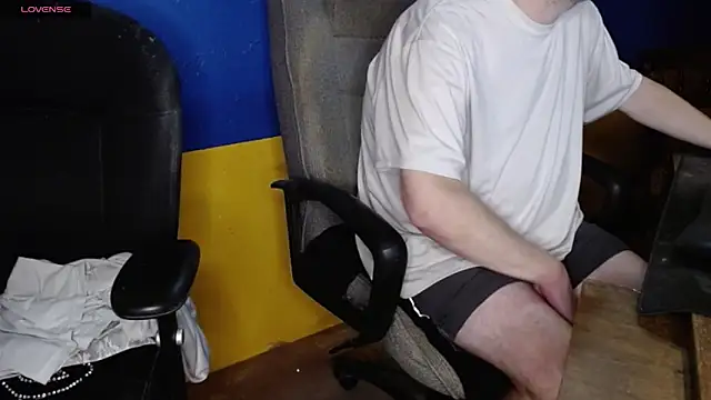 shyhuskyguy online show from December 5, 5:05 am