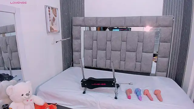 zulyjones online show from March 25, 12:33 pm