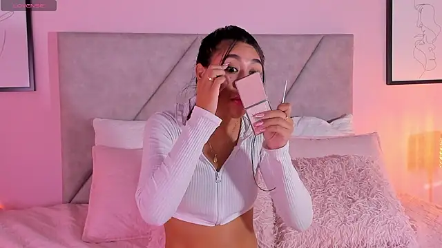 Snapshot of Emilyh_ chatting on February 19, 11:39 am Emilyh online show from February 19, 11:39 am