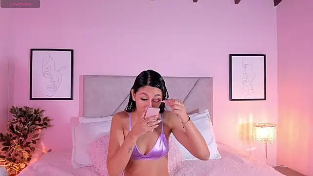 Snapshot of Emilyh_ chatting on February 20, 11:32 am Emilyh online show from February 20, 11:32 am