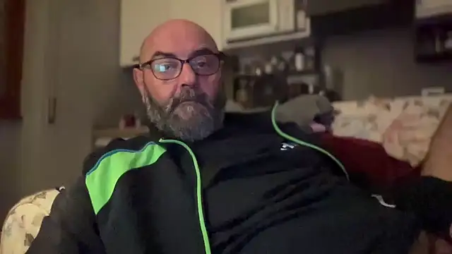 Snapshot of MM7026 chatting on April 3, 8:51 pm MM7026 online show from April 3, 8:51 pm