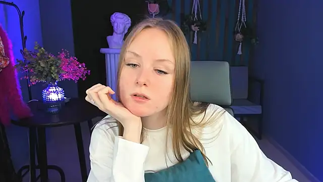 VivienLeeigh online show from December 18, 1:02 pm