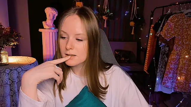 VivienLeeigh online show from December 28, 1:06 pm