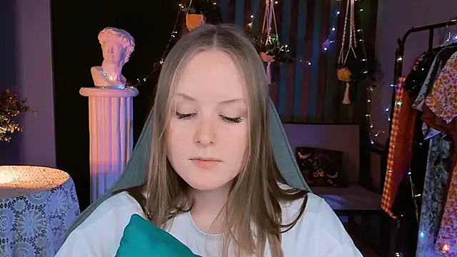 VivienLeeigh online show from December 28, 4:09 pm