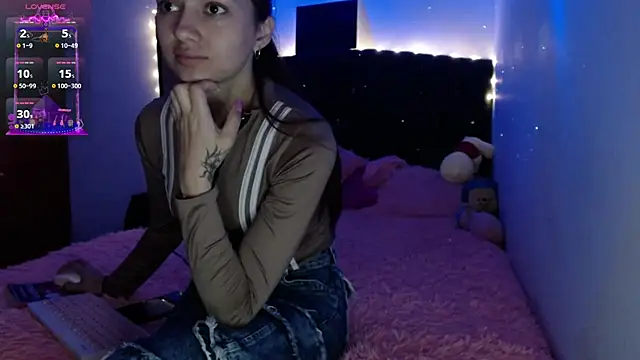 Snapshot of holy_juli chatting on March 14, 3:04 am holy juli online show from March 14, 3:04 am