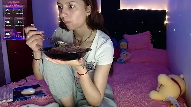 Snapshot of holy_juli chatting on March 15, 3:40 am holy juli online show from March 15, 3:40 am