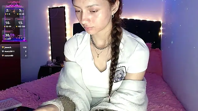 Snapshot of holy_juli chatting on March 15, 9:52 am holy juli online show from March 15, 9:52 am