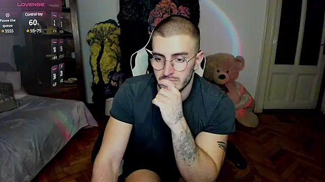 JulianDylan online show from February 21, 6:04 pm