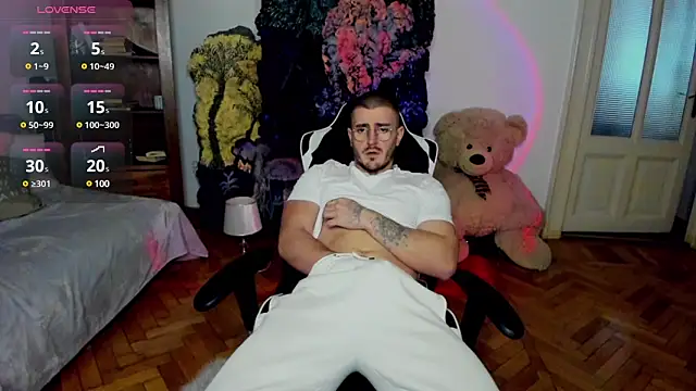 JulianDylan online show from February 22, 11:24 am