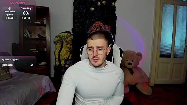 JulianDylan online show from February 23, 11:33 am