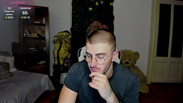 JulianDylan online show from February 23, 5:50 pm