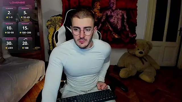 JulianDylan online show from February 26, 5:09 am