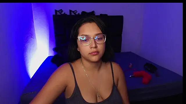 Snapshot of EmilySavvato chatting on January 5, 4:58 am EmilySavvato online show from January 5, 4:58 am