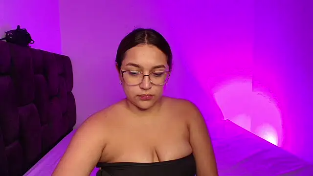 Snapshot of EmilySavvato chatting on March 16, 10:20 pm EmilySavvato online show from March 16, 10:20 pm