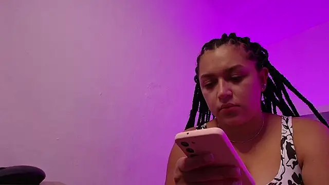 Snapshot of EmilySavvato chatting on October 28, 10:01 pm EmilySavvato online show from October 28, 10:01 pm