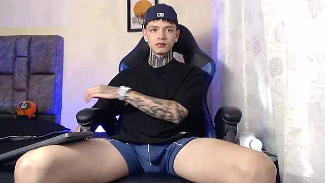 Snapshot of Dan_brownn chatting on April 3, 2:20 am Dan brownn online show from April 3, 2:20 am