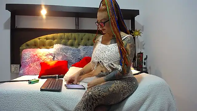 Snapshot of EMILY_ROUSSE71 chatting on January 29, 3:22 am EMILY ROUSSE71 online show from January 29, 3:22 am