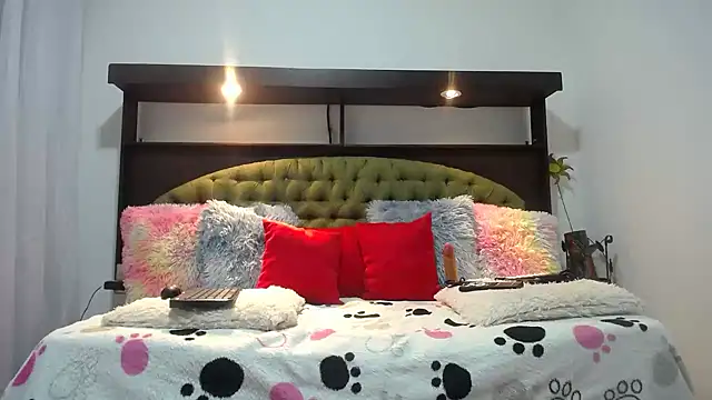 Snapshot of EMILY_ROUSSE71 chatting on February 22, 11:13 pm EMILY ROUSSE71 online show from February 22, 11:13 pm