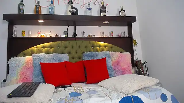 Snapshot of EMILY_ROUSSE71 chatting on March 2, 9:11 pm EMILY ROUSSE71 online show from March 2, 9:11 pm