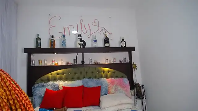 Snapshot of EMILY_ROUSSE71 chatting on March 4, 10:13 am EMILY ROUSSE71 online show from March 4, 10:13 am