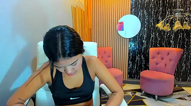 Snapshot of skinny_cloe chatting on December 10, 2:59 am skinny cloe online show from December 10, 2:59 am