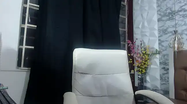 Snapshot of skinny_cloe chatting on December 24, 4:33 am skinny cloe online show from December 24, 4:33 am