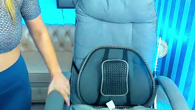 Snapshot of SashaBloom__ chatting on February 1, 9:43 am SashaBloom online show from February 1, 9:43 am