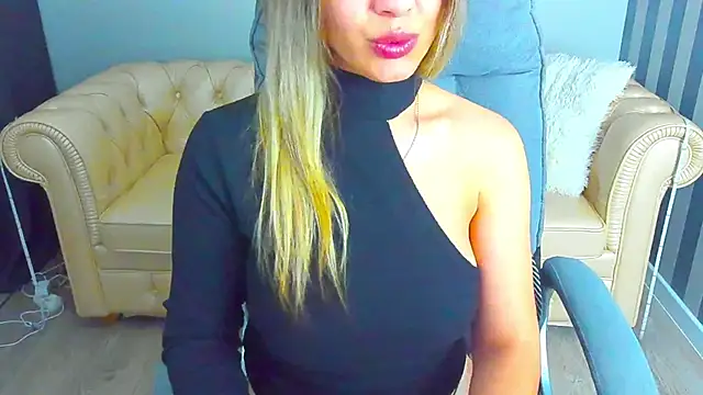 Snapshot of SashaBloom__ chatting on February 6, 12:11 am SashaBloom online show from February 6, 12:11 am