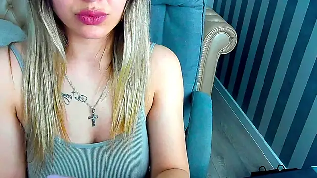 Snapshot of SashaBloom__ chatting on March 15, 3:18 am SashaBloom online show from March 15, 3:18 am