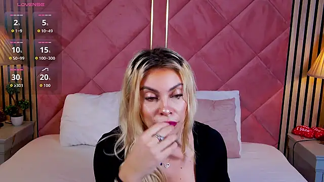 Snapshot of LaraAddison chatting on September 27, 5:34 am LaraAddison online show from September 27, 5:34 am