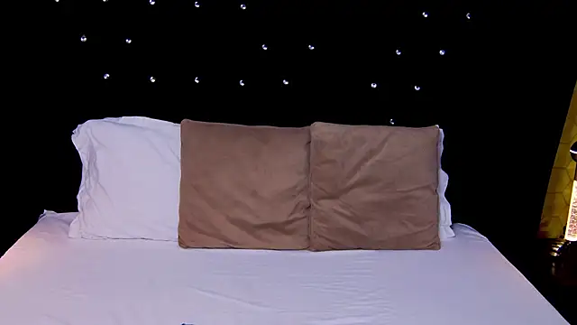 Snapshot of LaraAddison chatting on October 18, 5:32 am LaraAddison online show from October 18, 5:32 am