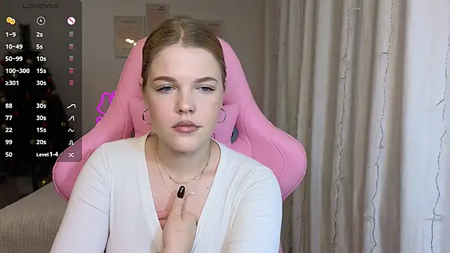 Snapshot of Maya_Rave chatting on December 14, 3:18 am Maya Rave online show from December 14, 3:18 am