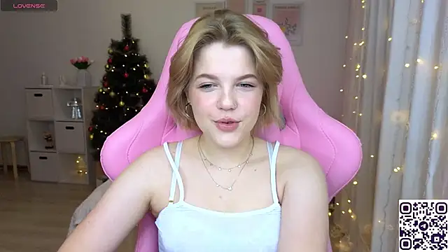 Snapshot of Maya_Rave chatting on December 20, 3:14 am Maya Rave online show from December 20, 3:14 am