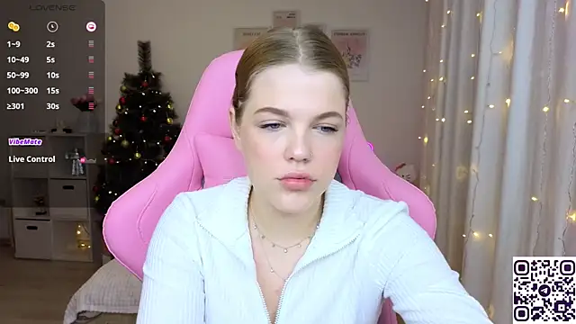 Snapshot of Maya_Rave chatting on December 21, 3:14 am Maya Rave online show from December 21, 3:14 am