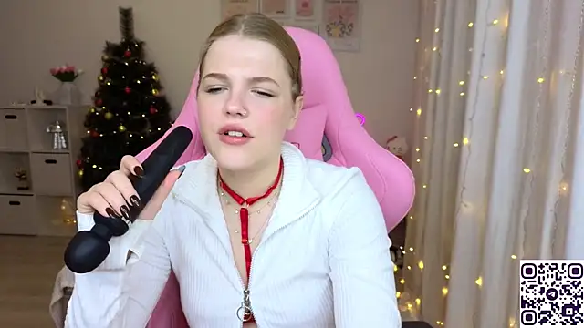 Snapshot of Maya_Rave chatting on December 21, 6:19 am Maya Rave online show from December 21, 6:19 am