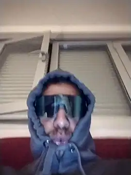 Snapshot of mehdi-l7away chatting on April 15, 7:48 am mehdi-l7away online show from April 15, 7:48 am