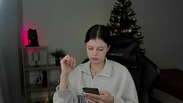 Snapshot of Este_Glen chatting on December 22, 2:17 am Este Glen online show from December 22, 2:17 am