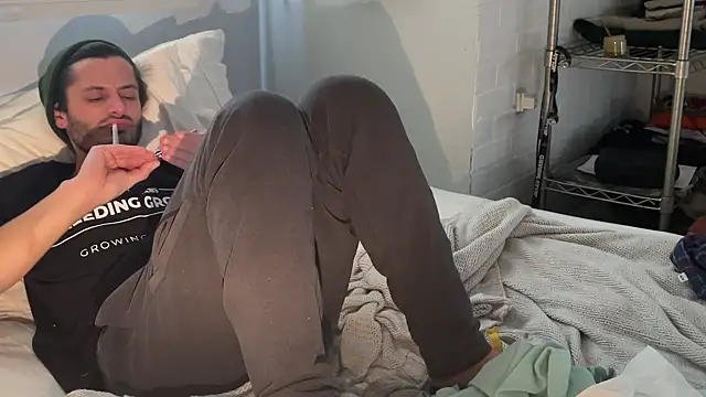 Snapshot of Dylansd chatting on December 28, 1:59 pm Dylansd online show from December 28, 1:59 pm