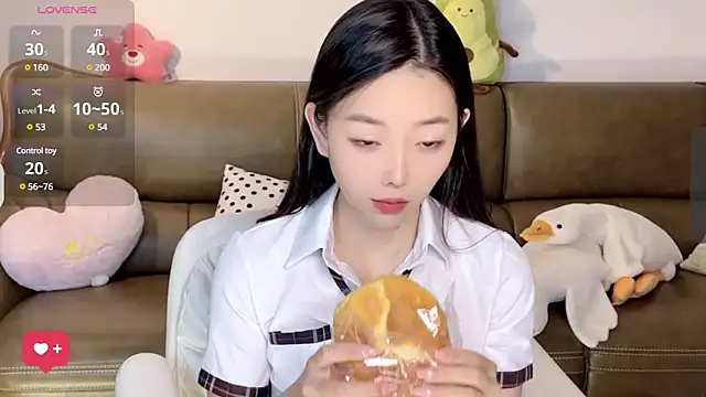 Snapshot of Yilin1999 chatting on March 8, 1:03 pm Yilin1999 online show from March 8, 1:03 pm