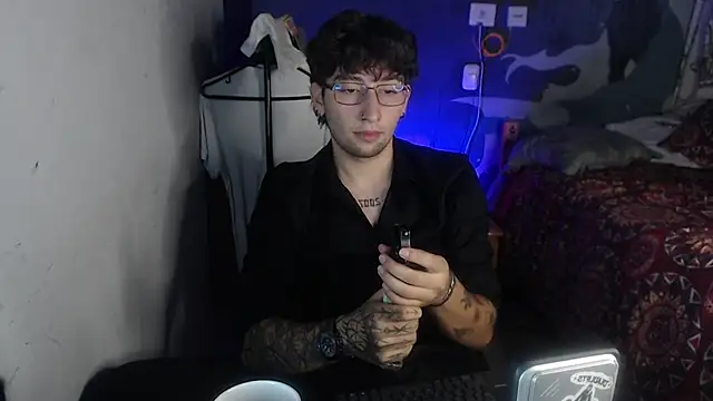 Snapshot of Dereck_Dickson chatting on December 1, 3:00 am Dereck Dickson online show from December 1, 3:00 am